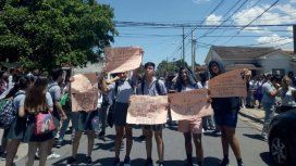 Una escuela desestimó una denuncia de acoso y los alumnos armaron un pollerazo Una escuela desestimó una denuncia de acoso y los alumnos armaron un pollerazo
