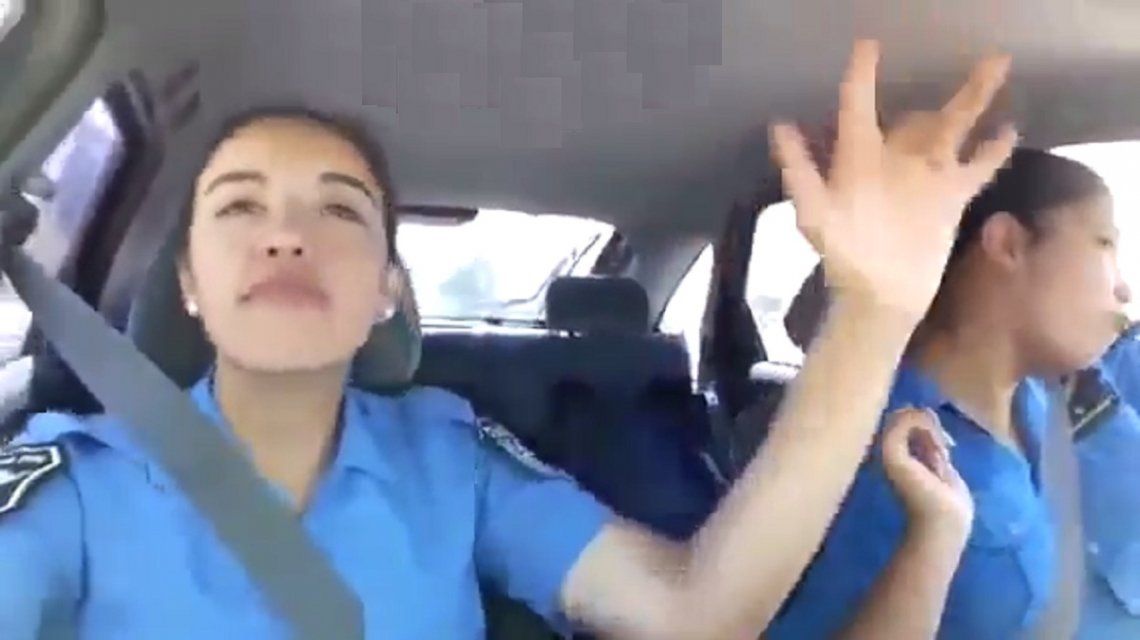 ¡Dale que so' vo'!| Dos policías se grabaron bailando mientras manejaban