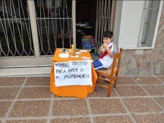 entre rios: un nene puso en venta sus juguetes para ir a la superfinal de la libertadores entre rios: un nene puso en venta sus juguetes para ir a la superfinal de la libertadores