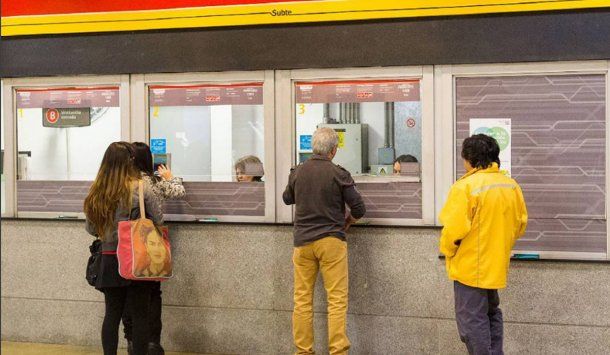 <p>El pasaje en subte costará $21 en mayo.</p>“/></figure>
<p>El pasaje en subte costará $21 en mayo.</p>
<p>Un viaje en subte cuesta actualmente <strong>$16,50,</strong> valor al que llegó en febrero tras un esquema de subas escalonadas de un peso mensual implementadas desde noviembre.</p>
<p>En el nuevo esquema tarifario, los jubilados, pensionados, personas con discapacidad, personas trasplantadas y en lista de espera, y estudiantes primarios y secundarios seguirán viajando gratis, en tanto que continuará la tarifa social y los descuentos por pasajero frecuente.</p>
<p>La propuesta que presentará Sbase estipula que en abril el precio del pasaje pase a $19 y el del Premetro de $6 a $7, mientras que en mayo será de $21 y $7,50, lo que significará incrementos totales del 27% y 25% respectivamente.</p>
<p>La actualización responde a la variación de la<strong> tarifa técnica</strong> que refleja el costo de la explotación del servicio que en abril de 2018 fue calculada en $15,50 y que actualizada a octubre pasó a ser de $23.</p>
<p>Para ese cálculo sobre el costo operativo del servicio se contempla el impacto de la inflación y la necesidad de reducir el peso de los subsidios.</p>
<p>La empresa también aseguró que continuará vigente el sistema de <strong>tarifa escalonada</strong> que beneficia a los pasajeros frecuentes e implica un descuento de 20%, 30% y 40% en el costo del pasaje, según la cantidad de viajes realizados al mes. El beneficio de la tarifa escalonada se suma al descuento por combinación de dos o más medios de transportes.</p>
<p>Así, si el viaje en subte corresponde al segundo tramo –luego de haber tomado colectivo o tren -, el pasajero abonará el 50% de la tarifa vigente, y en caso de que sea el tercer tramo o más, pagará sólo el 25%.</p>
<p>El abono social está destinado a beneficiarios de planes sociales administrados por el Gobierno de la Ciudad de Buenos Aires, del programa Ciudadanía Porteña; beneficiarios del Plan Jefes y Jefas de Hogar; personas en situación de desempleo crónico o recurrente y personas que acrediten poseer ingresos familiares por debajo de la canasta básica familiar que publica el INDEC.</p>
<p>También alcanza a personas que acrediten encontrarse en situación de indigencia; beneficiarios del subsidio por la tragedia de Cromañón; ex combatientes de Malvinas; aquellos grupos identificados por normas vigentes de la Ciudad de Buenos Aires con necesidades especiales o en situación de alta vulnerabilidad social.</p>
</div><!-- .entry-content -->
</div>
<div class=