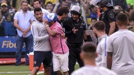 Tevez con un hincha en el entrenamiento en La Bombonera Tevez con un hincha en el entrenamiento en La Bombonera