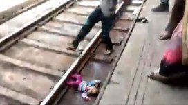 Una beba se cayó en las vías del tren en India Una beba se cayó en las vías del tren en India