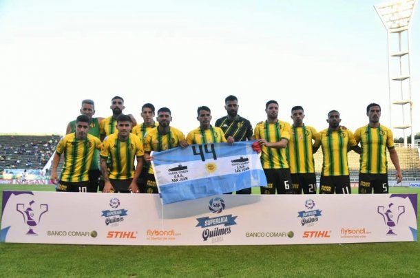Los 11 de Aldosivi salieron al campo de juego con una bandera argentina para los 44<br>