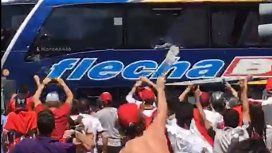 Así atacaban al micro de Boca Así atacaban al micro de Boca