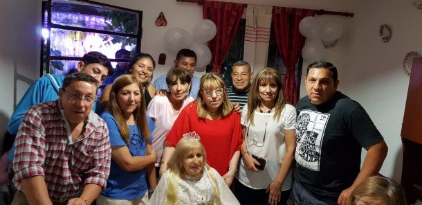 Adela Durán junto a su familia el día de la fiesta.