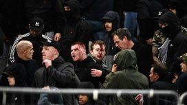 Tiraron una molotov en un partido de la Champions League y se jugó igual Tiraron una molotov en un partido de la Champions League y se jugó igual
