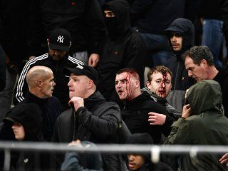 tiraron una molotov en un partido de la champions league y se jugo igual tiraron una molotov en un partido de la champions league y se jugo igual
