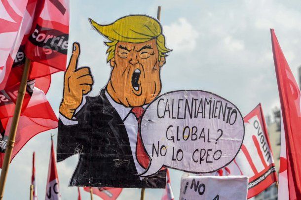 Una gigantografía de Donald Trump recorrió la zona<br>