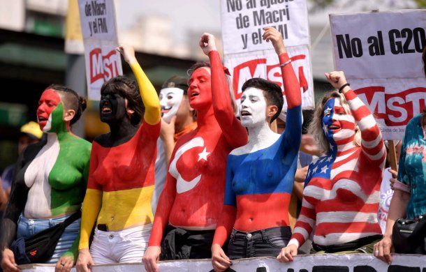 Muejeres se pintaron el cuerpo con las banderas de los países<br>