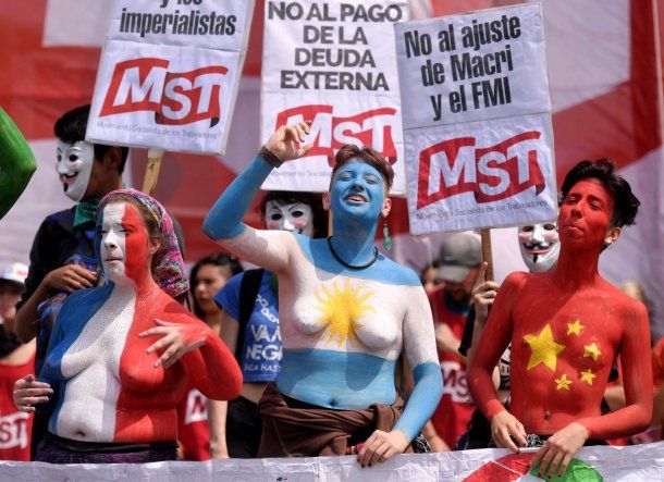 Banderas de Francia, Argentina y China en los cuerpos de las manifestantes<br>