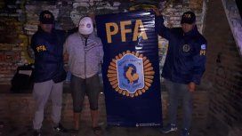 El hombre está acusado de secuestrarla El hombre está acusado de secuestrarla