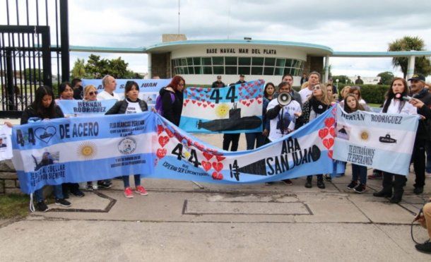 Familiares de tripulantes del ARA San Juan en Mar del Plata - Crédito: 0223.com.ar
