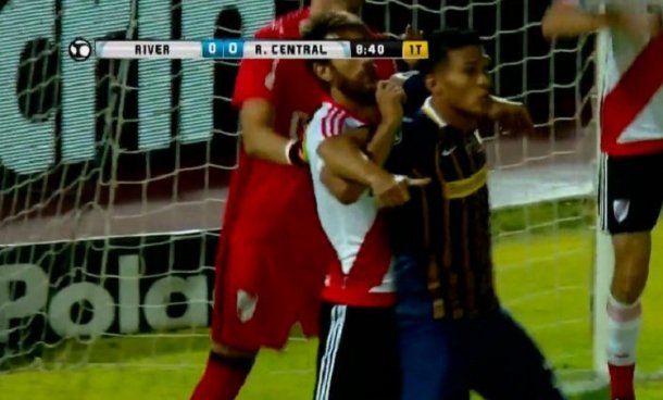 Ponzio toma a Teo Gutiérrez<br>