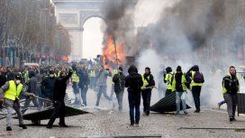 Francia suspende la suba de naftas tras las protestas de los chalecos amarillos Francia suspende la suba de naftas tras las protestas de los chalecos amarillos