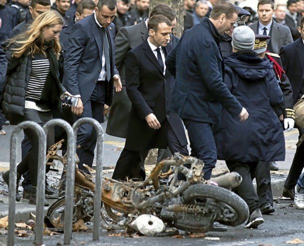 Emmanuel Macron, comprueba los daños tras la violencia en las calles de París.