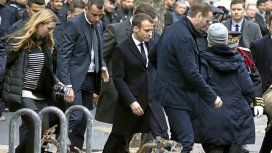 Emmanuel Macron, comprueba los daños tras la violencia en las calles de París. Emmanuel Macron, comprueba los daños tras la violencia en las calles de París.