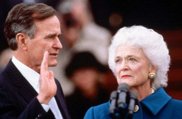 Una imagen de la jura de George Bush en 1989 junto a su mujer, Barbara Bush