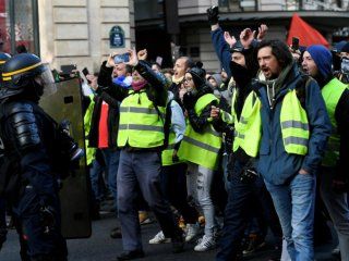 arde paris por los chalecos amarillos: casi 1.000 detenidos y 70 heridos arde paris por los chalecos amarillos: casi 1.000 detenidos y 70 heridos