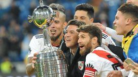 Maidana, Gallardo y Ponzio levantan el trofeo Maidana, Gallardo y Ponzio levantan el trofeo