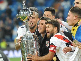 Maidana, Gallardo y Ponzio levantan el trofeo Maidana, Gallardo y Ponzio levantan el trofeo