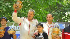 Petrich, en la izquierda de la imagen, al recibir un premio tras una carrera Petrich, en la izquierda de la imagen, al recibir un premio tras una carrera