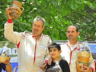 Petrich, en la izquierda de la imagen, al recibir un premio tras una carrera Petrich, en la izquierda de la imagen, al recibir un premio tras una carrera
