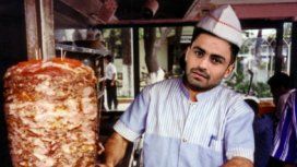 El Pity Martínez con un shawarma, plato típico árabe El Pity Martínez con un shawarma, plato típico árabe