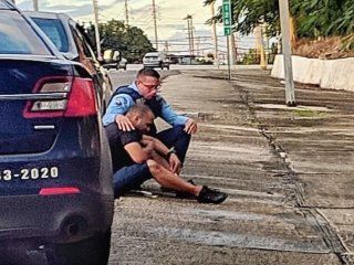 El gesto solidario de un policía iba a hacer una multa - Crédito: Gustavo A. Laabes González El gesto solidario de un policía iba a hacer una multa - Crédito: Gustavo A. Laabes González