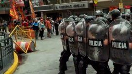 La policía se enfrenta a un grupo de manifestantes en Corrientes y Callao La policía se enfrenta a un grupo de manifestantes en Corrientes y Callao