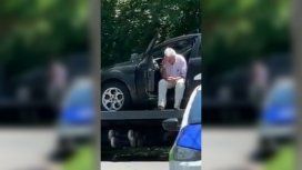 Relatos Salvajes en San Isidro: se sentó en su auto para que no se lo llevara la grúa Relatos Salvajes en San Isidro: se sentó en su auto para que no se lo llevara la grúa
