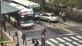 Un auto ingresó en el Metrobus del Bajo y chocó de frente contra un colectivo Un auto ingresó en el Metrobus del Bajo y chocó de frente contra un colectivo