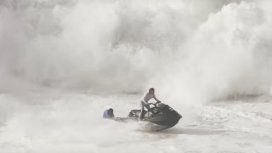 El impactante rescate de un surfista atrapado en el mar por olas gigantes El impactante rescate de un surfista atrapado en el mar por olas gigantes