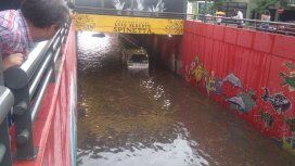¡Una pileta en plena Ciudad! El túnel Spinetta bajo el agua y con gente nadando ¡Una pileta en plena Ciudad! El túnel Spinetta bajo el agua y con gente nadando