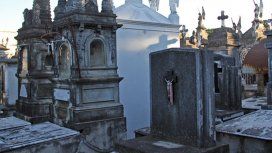 Fue a visitar la tumba de su padre y descubrió que habían robado el cajón con el cuerpo Fue a visitar la tumba de su padre y descubrió que habían robado el cajón con el cuerpo