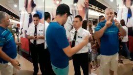 Escándalo en Rosario: un Papá Noel terminó su jornada laboral y dejó plantados a varios chicos Escándalo en Rosario: un Papá Noel terminó su jornada laboral y dejó plantados a varios chicos