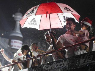 video: asi fue la postergada vuelta olimpica de river en el monumental video: asi fue la postergada vuelta olimpica de river en el monumental