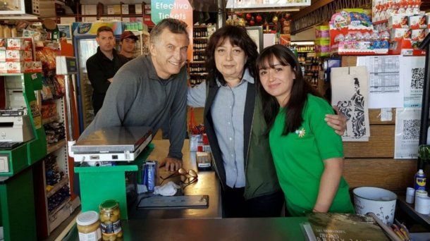Mauricio Macri compró aceitunas en Villa La Angostura<br>