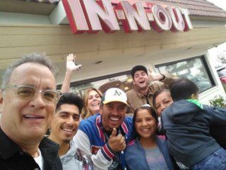 espiritu festivo: tom hanks le pago la cuenta a todos los clientes de un restaurante espiritu festivo: tom hanks le pago la cuenta a todos los clientes de un restaurante