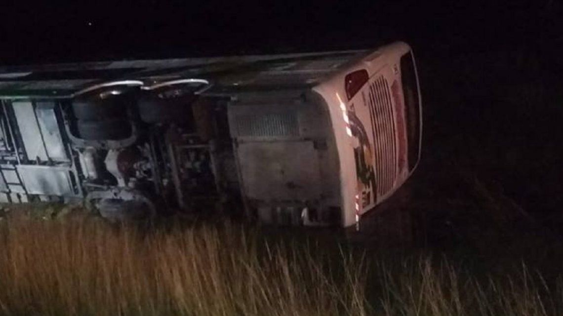 Un micro volcÃ³ en ruta 2 a la altura de Castelli