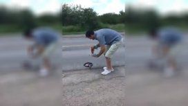 Santiago del Estero: aprovechó los 60 grados de térmica y cocinó en la calle un bife con huevo Santiago del Estero: aprovechó los 60 grados de térmica y cocinó en la calle un bife con huevo