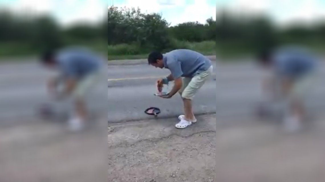 Santiago del Estero: aprovechó los 60 grados de térmica y cocinó en la calle un bife con huevo