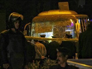 exploto un micro turistico cerca de las piramides de giza en egipto: al menos dos muertos exploto un micro turistico cerca de las piramides de giza en egipto: al menos dos muertos