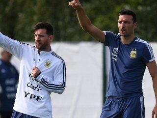 Lionel Messi y Lionel Scaloni durante un entrenamiento del ciclo Sampaoli Lionel Messi y Lionel Scaloni durante un entrenamiento del ciclo Sampaoli