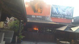 Explosión e incendio en un boliche de Posadas: hay peligro de derrumbe Explosión e incendio en un boliche de Posadas: hay peligro de derrumbe