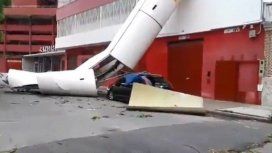 Una antenta se precipitó a metros de la cancha de Independiente como consecuencia del temporal Una antenta se precipitó a metros de la cancha de Independiente como consecuencia del temporal