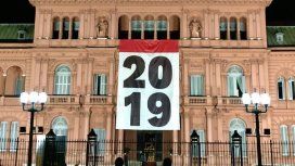 Colgaron una bandera con el número 2019 en la Casa Rosada Colgaron una bandera con el número 2019 en la Casa Rosada