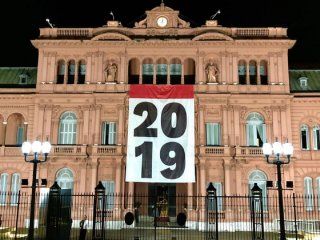 colgaron una bandera con el numero 2019 en la casa rosada colgaron una bandera con el numero 2019 en la casa rosada