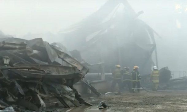 <p>El incendio fue controlado. Más de 400 embarcaciones fueron afectadas.</p>