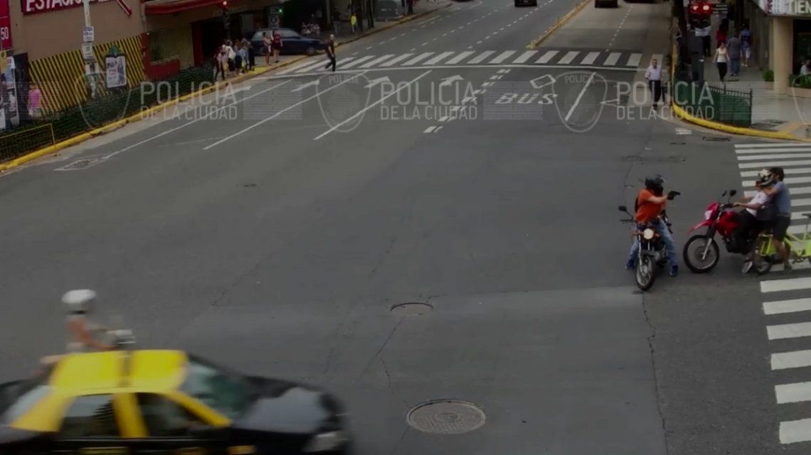 Un motochorro le robó el celular a un ciclista, él lo persiguió con su bicicleta y lo detuvo