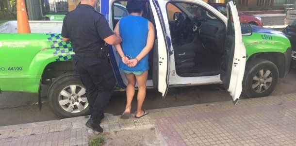 Una mujer fue asesinada a puñaladas en La Plata y detienen a su vecino.